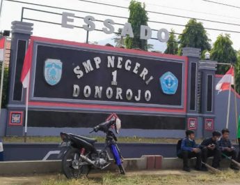 Depan Sekolah SMPN1 Donorojo essado